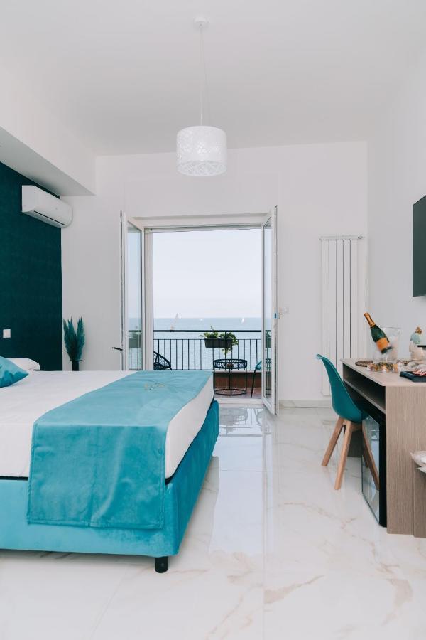 Frontemare Suite Кастелламмаре-ди-Стабия Экстерьер фото