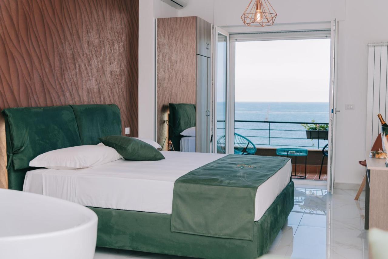 Frontemare Suite Кастелламмаре-ди-Стабия Экстерьер фото